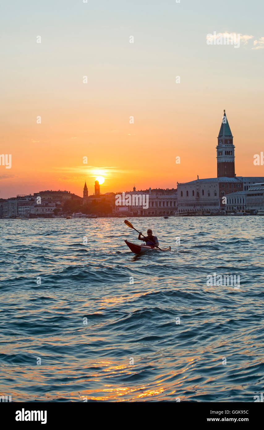 Paddler bei Sonnenuntergang vor Piazza San Marco, Venedig, Italien Stockfoto