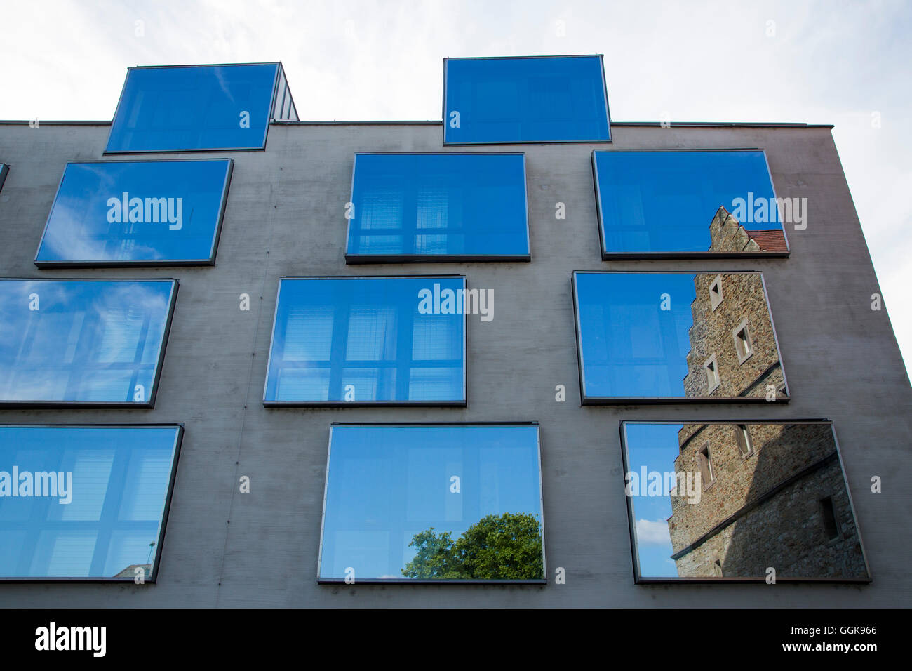 Reflexion der Ebracher Hof öffentliche Stadtbibliothek Gebäude in ein modernes Bürogebäude, Schweinfurt, Franken, Bayern, Deutschland Stockfoto