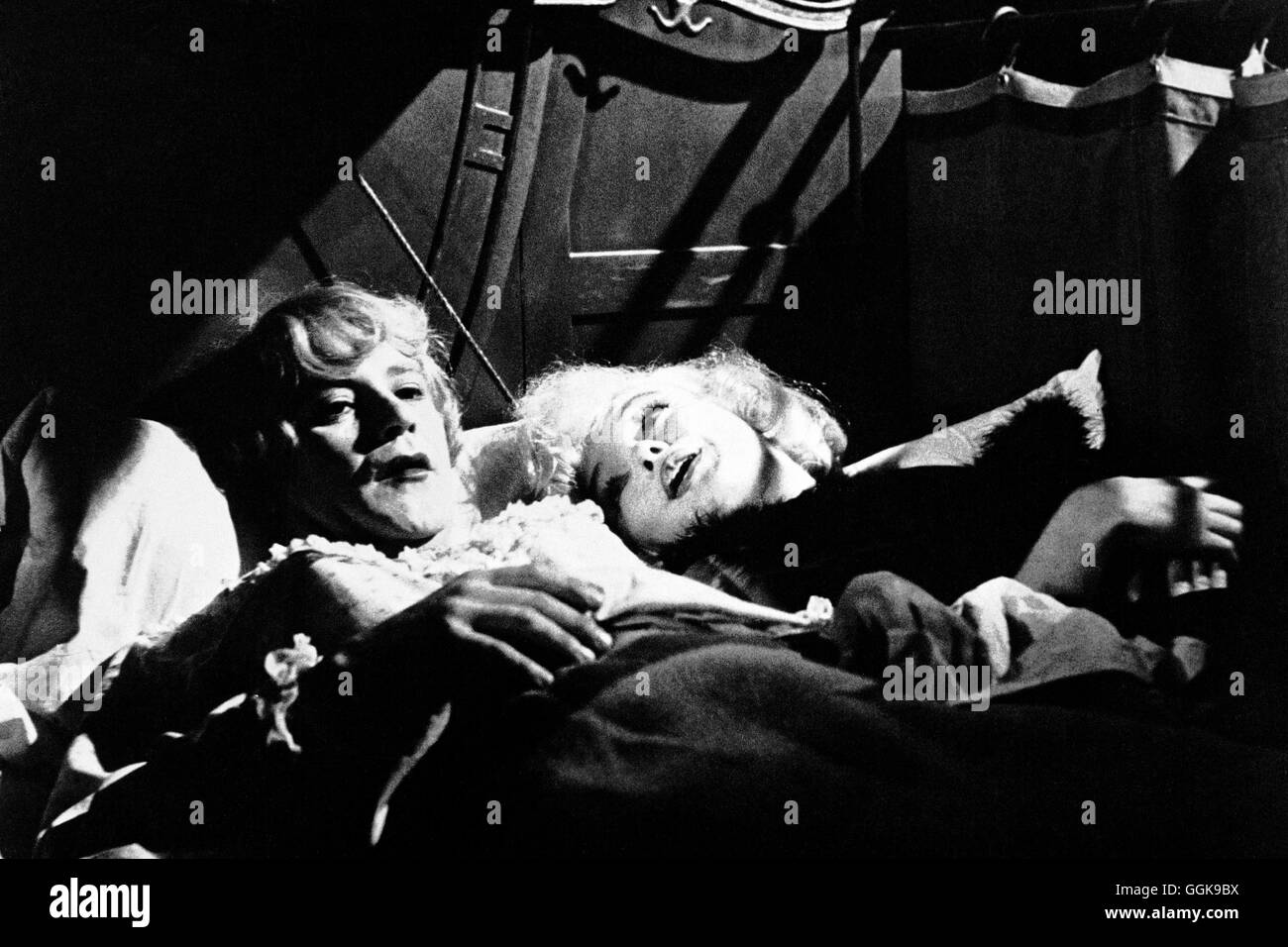 MANCHE MÖGEN es HEISS / manche mögen es heiß USA 1959 / Billy Wilder Szene Im Schlafwagenabteil: JACK LEMMON (Jerry/Daphne), MARILYN MONROE (Zucker) Regie: Billy Wilder aka. Manche mögen es heiß Stockfoto