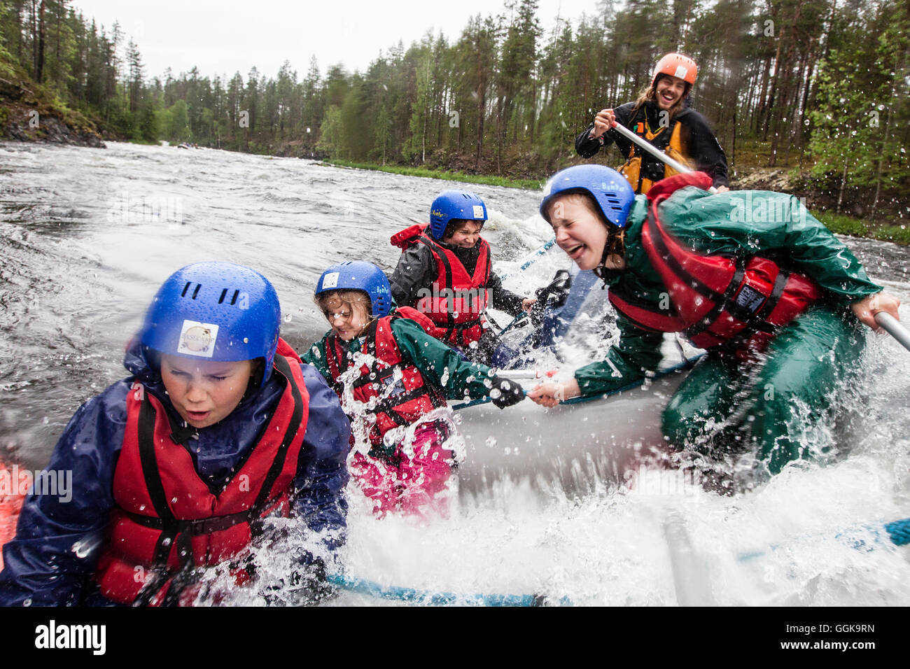 Rafting auf dem Fluss Kitkajoki, Oulanka-Nationalpark, Nordösterbotten, Finnland Stockfoto