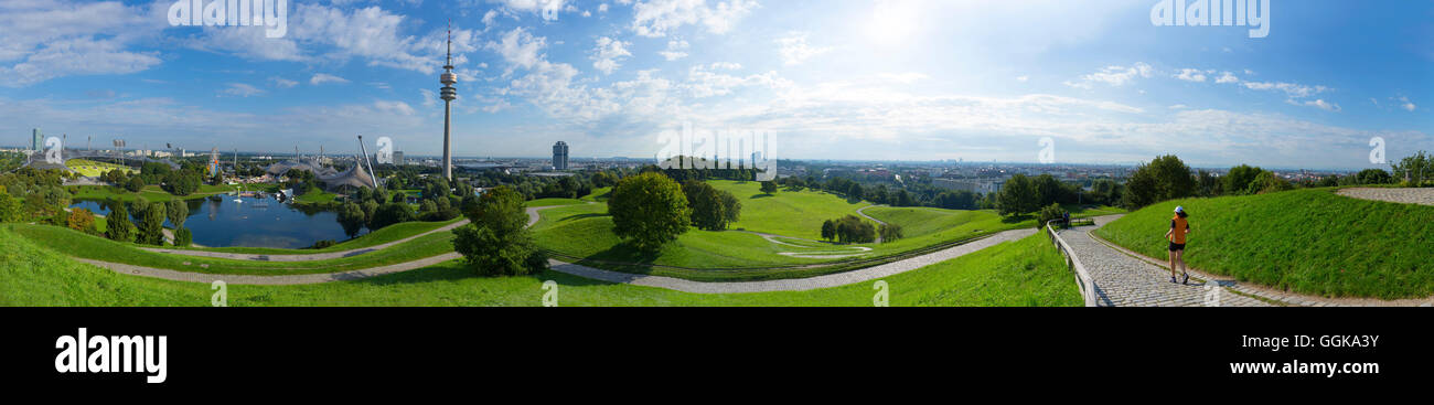 Panorama vom Olympischen Hügel auf dem Olympiaturm und der BMW-Turm, Allianzarena und Froettmaniger Schuttberg im Hintergrund, Stockfoto