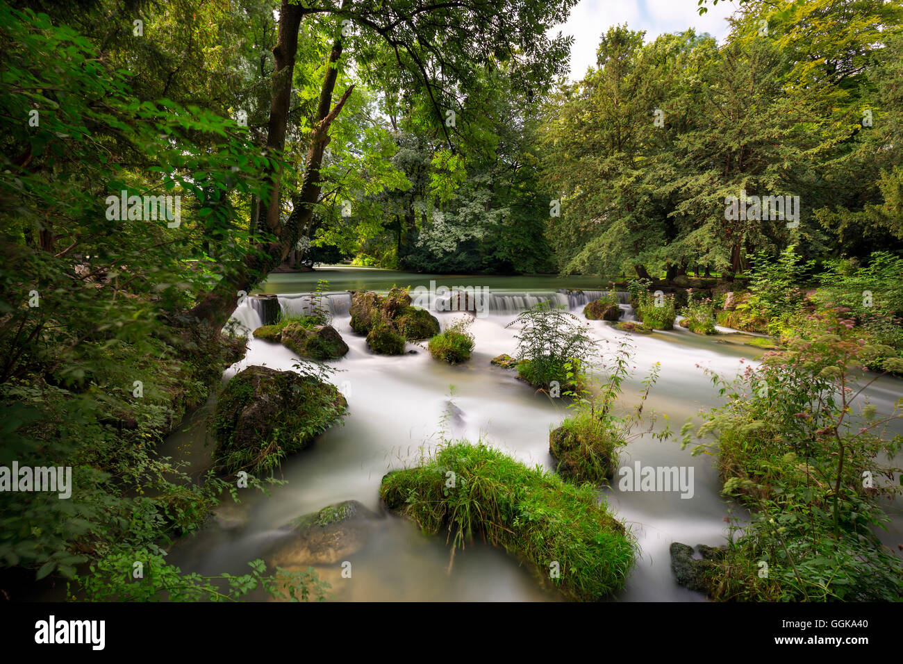 Eisbach-Wasserfall im englischen Garten, München, obere Bayern, Bayern, Deutschland Stockfoto