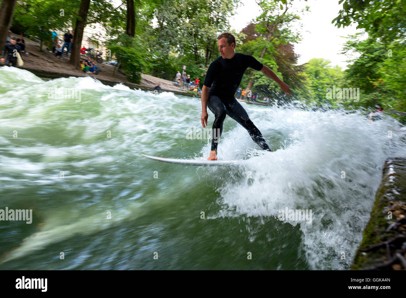 Surfer Surfen Auf Der Eisbach Im Englischen Garten Munchen