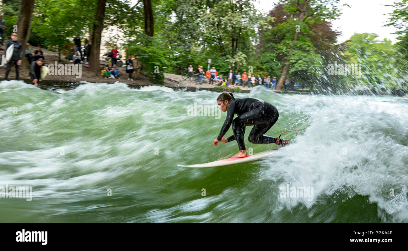 Surfer, Surfen auf der Eisbach im englischen Garten, München, obere