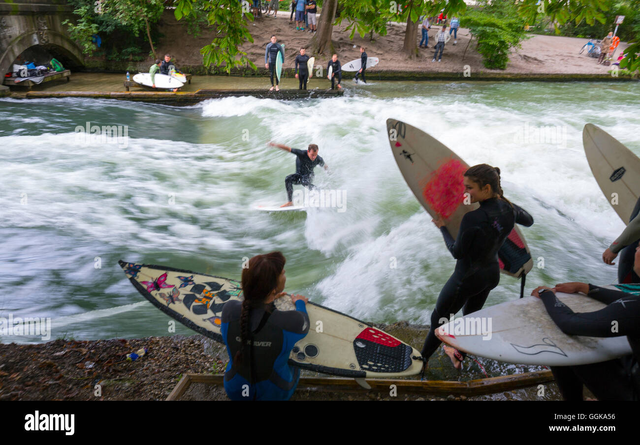 Surfer Surfen Auf Der Eisbach Im Englischen Garten Munchen