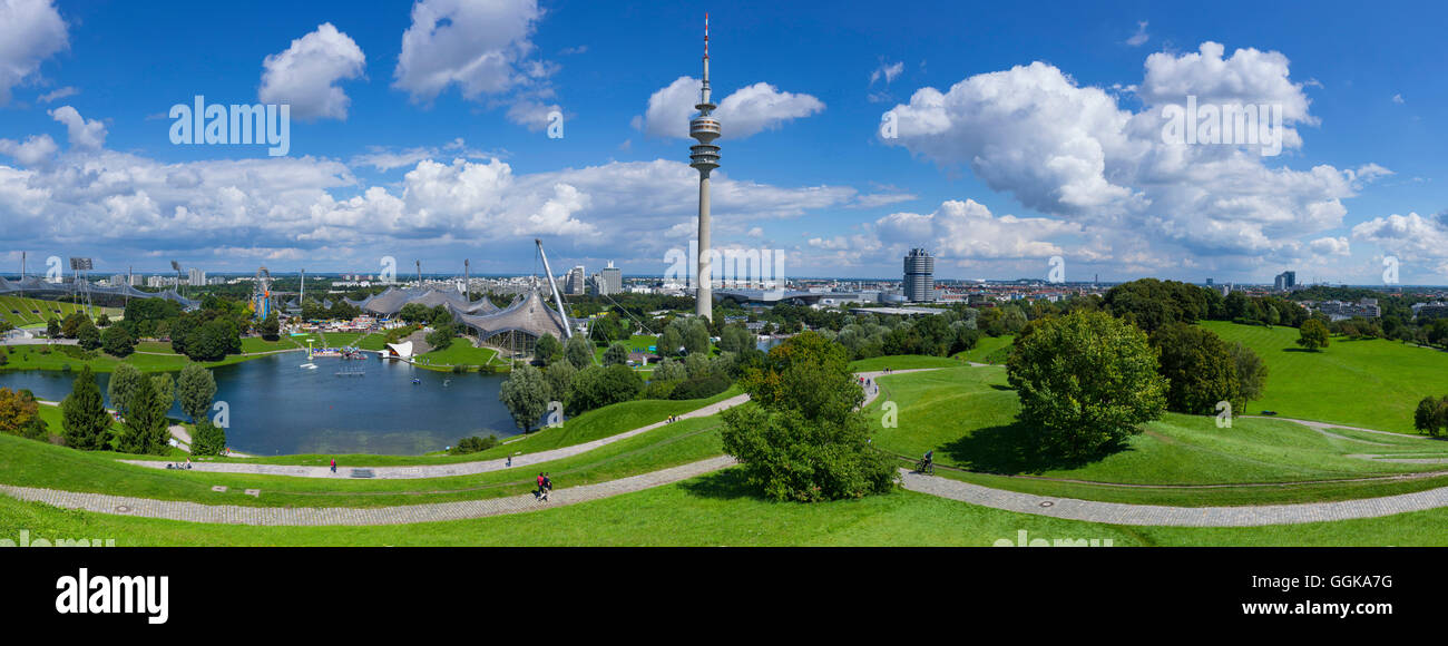 Blick von der Olympiaschanze in Richtung Olympiaturm und BMW Tower, Allianzarena und Froettmaniger Schuttberg im Hintergrund Stockfoto