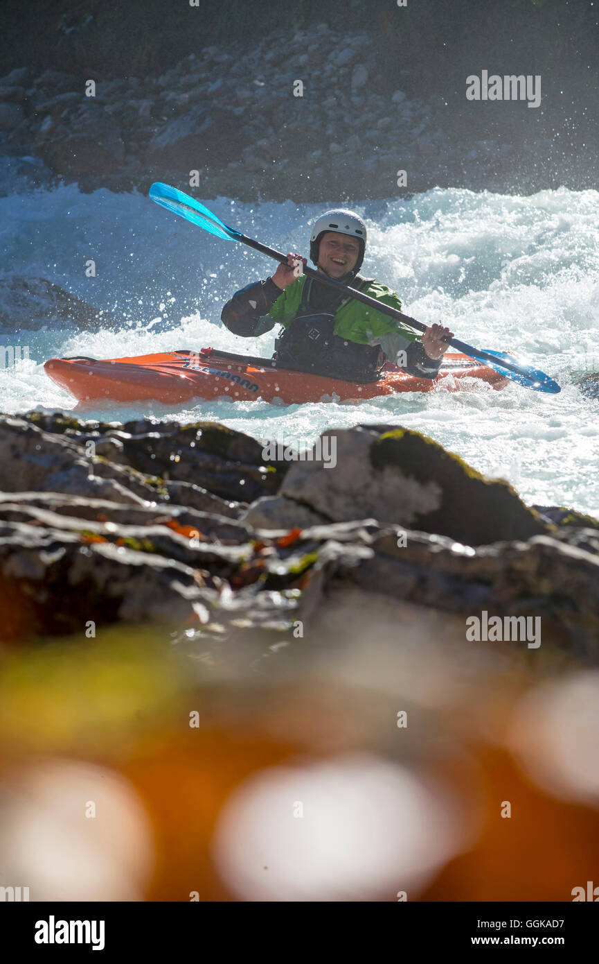 Paddler freut sich nach erfolgreichen Wildwasser Abfahrt, Rissbach, Karwendel, Österreich Stockfoto