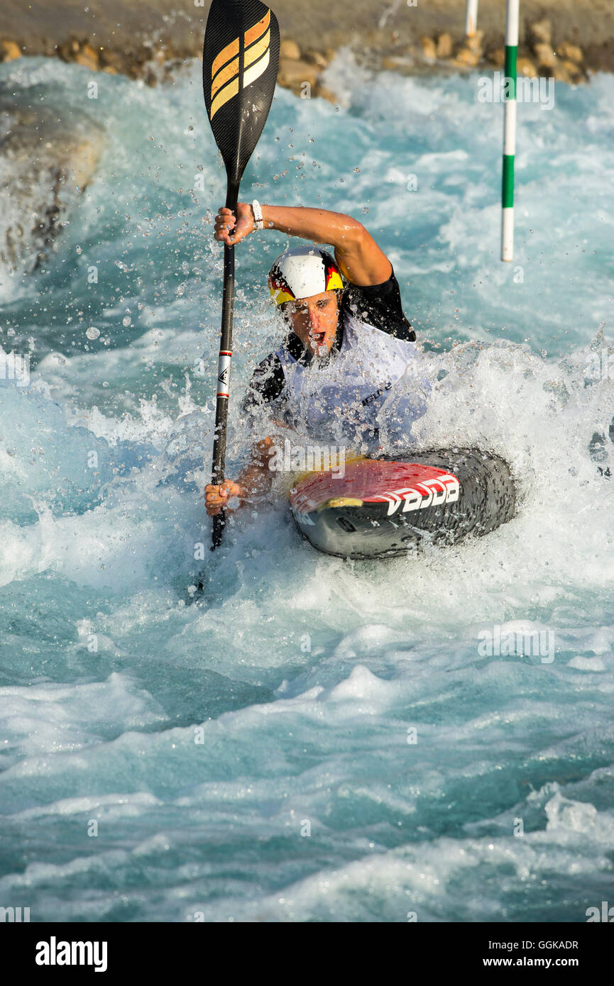 Slalompaddler durchbricht Welle, Al Ain, Dubai, Vereinigte Arabische Emirate Stockfoto