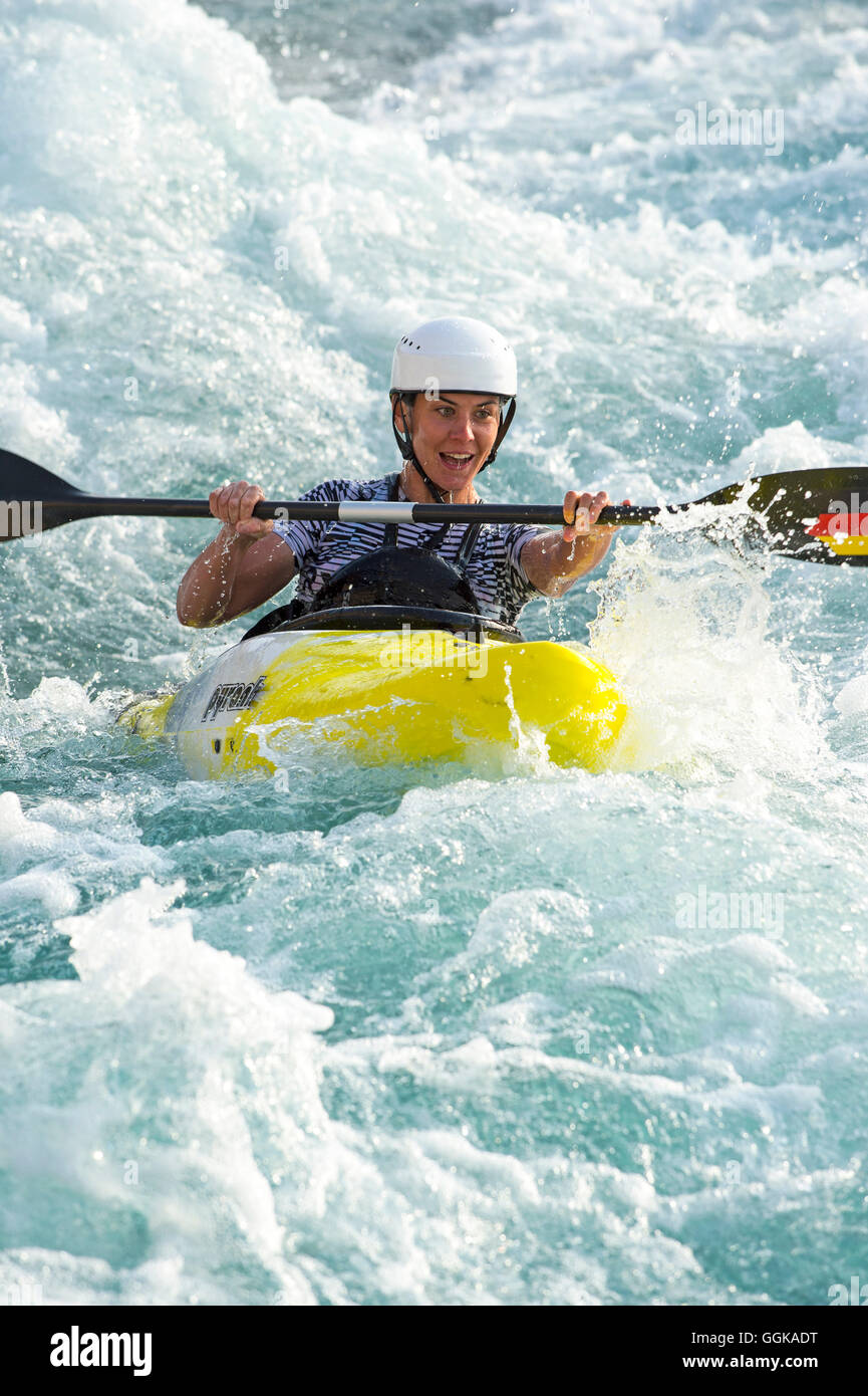 Paddler Rallye genießt das Wildwasser, Al Ain, Dubai, Vereinigte Arabische Emirate Stockfoto
