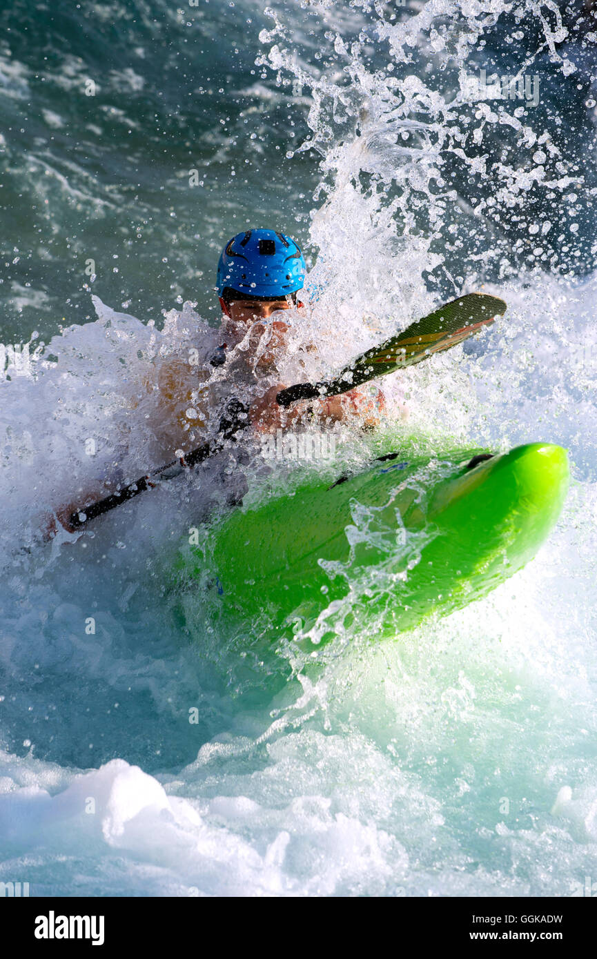 Paddler bricht durch Welle, Al Ain, Dubai, Vereinigte Arabische Emirate Stockfoto