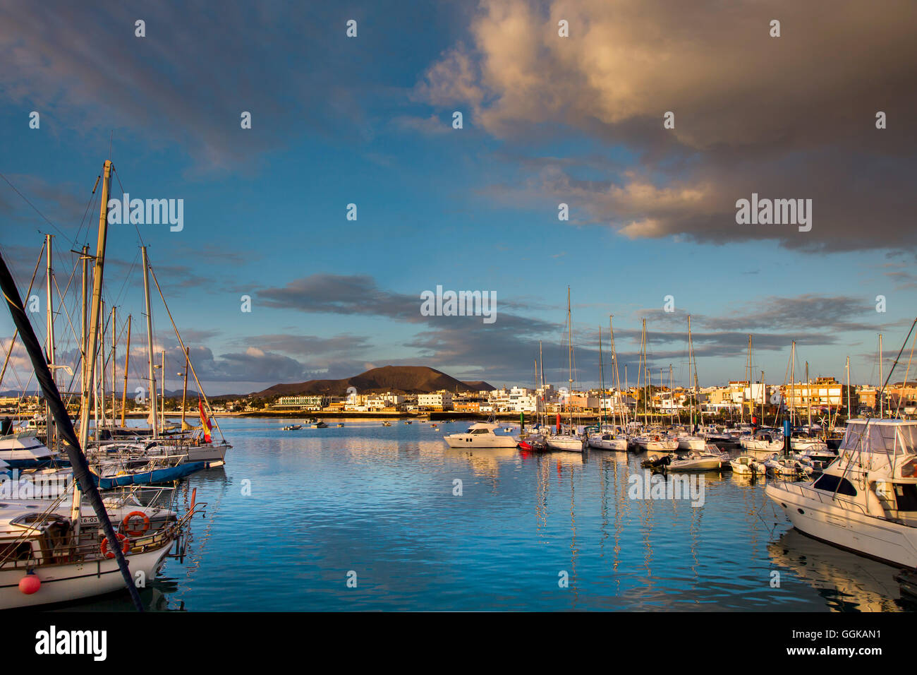 Blick auf den Hafen, Corralejo, Fuerteventura, Kanarische Inseln, Spanien Stockfoto