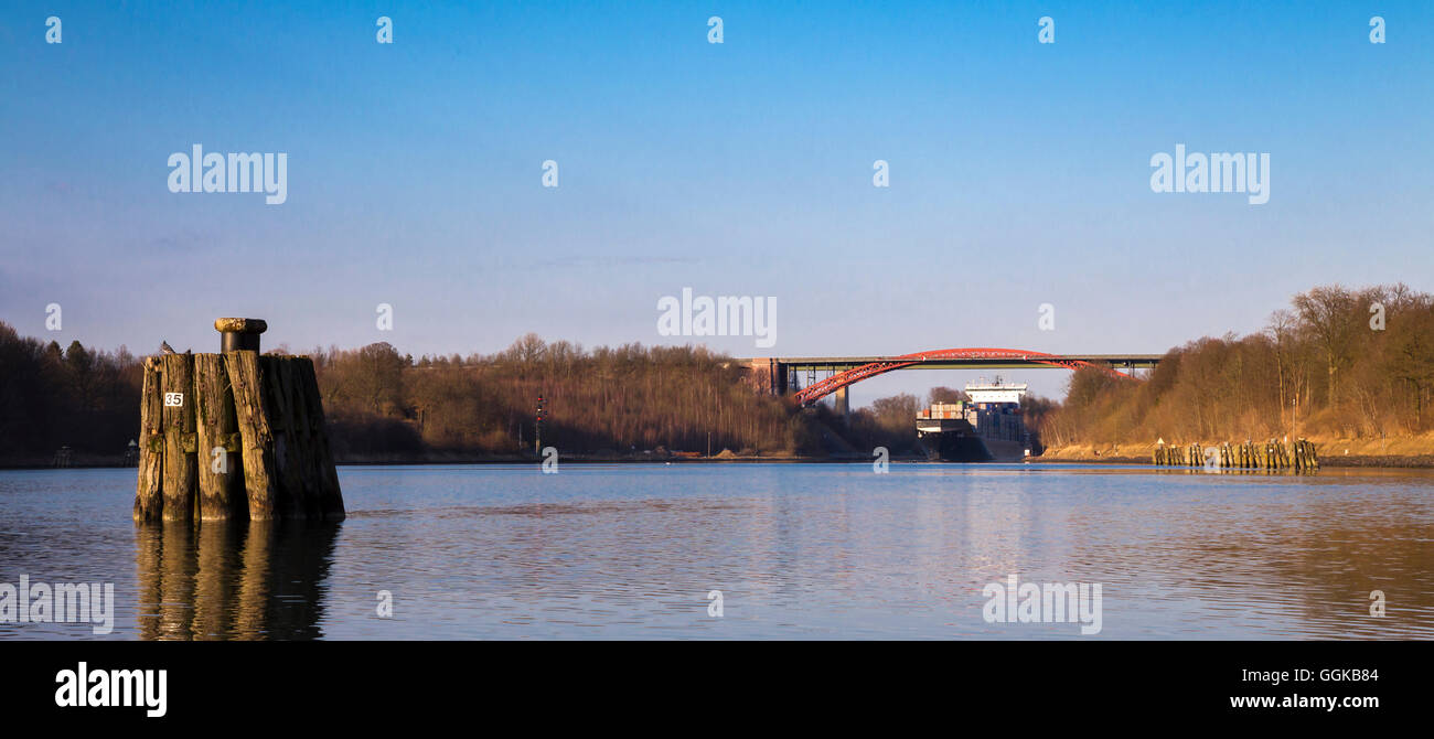 Tanker auf Kiel canal, Levensauer Brücke, Kiel, Rendsburg-Eckernfoerde, Schleswig-Holstein, Deutschland Stockfoto