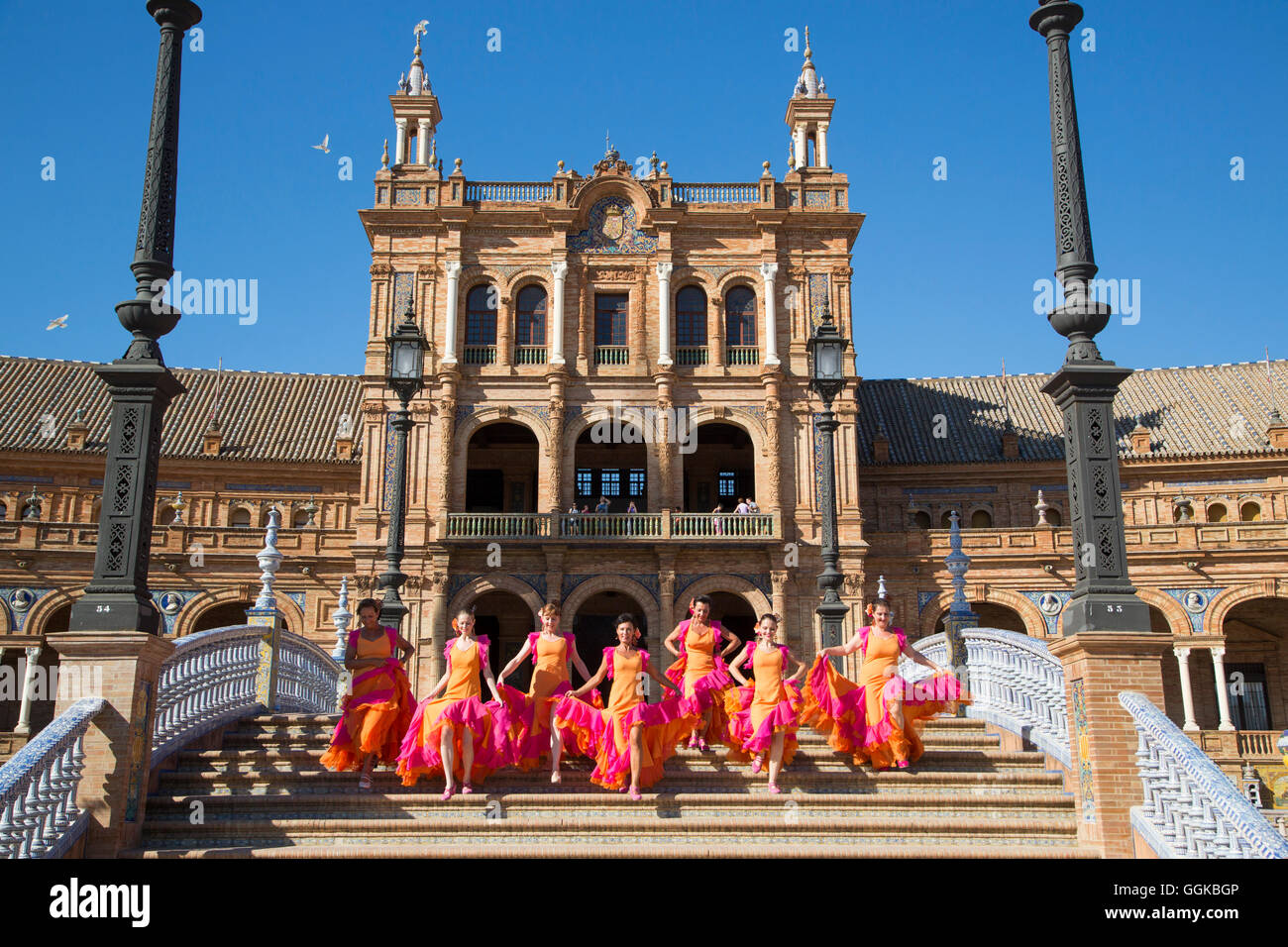 Mitglieder der Fuego Flamenco Tanz Gruppe liefen die Stufen am Plaza de Espana, Sevilla, Andalusien, Spanien Stockfoto