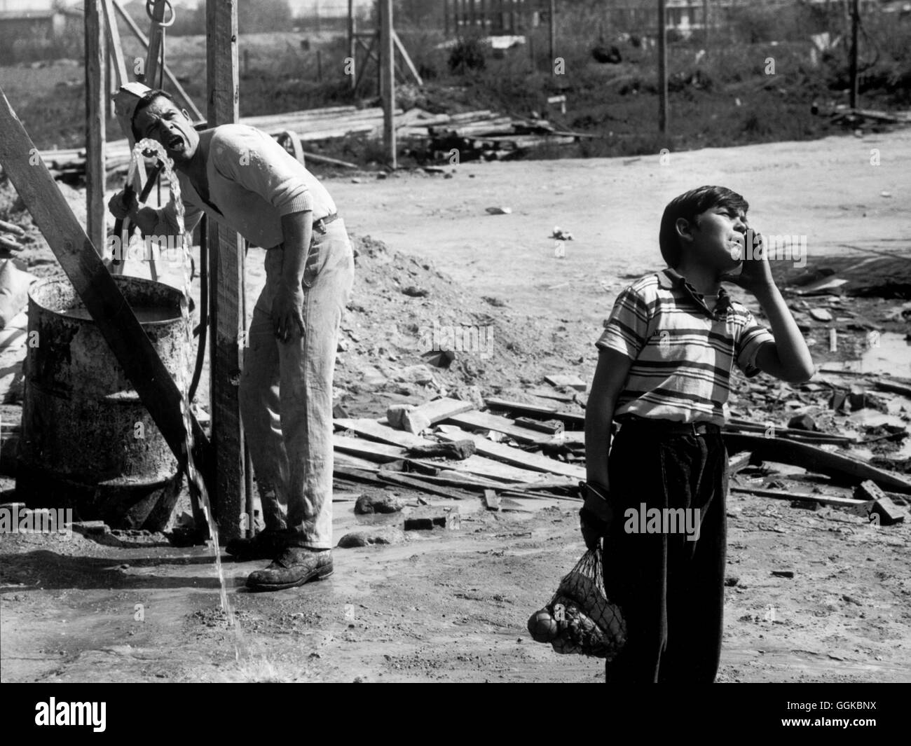 ROCCO UND SEINE BRÜDER / Rocco e ich Suoi Fratelli 1960 ITA/FRA / Luchino Visconti RENATO SALVATORI (Simone Parondi), ROCCO VIDOLAZZI (Luca Parondi) Regie: Luchino Visconti aka. Rocco e ich Suoi Fratelli Stockfoto