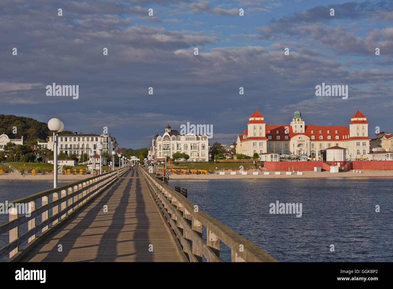 Blick von der Seebrücke auf das Kurhaus, Seebad Binz, Ostsee, Rügen, Mecklenburg-Vorpommern, Deutschland Stockfoto