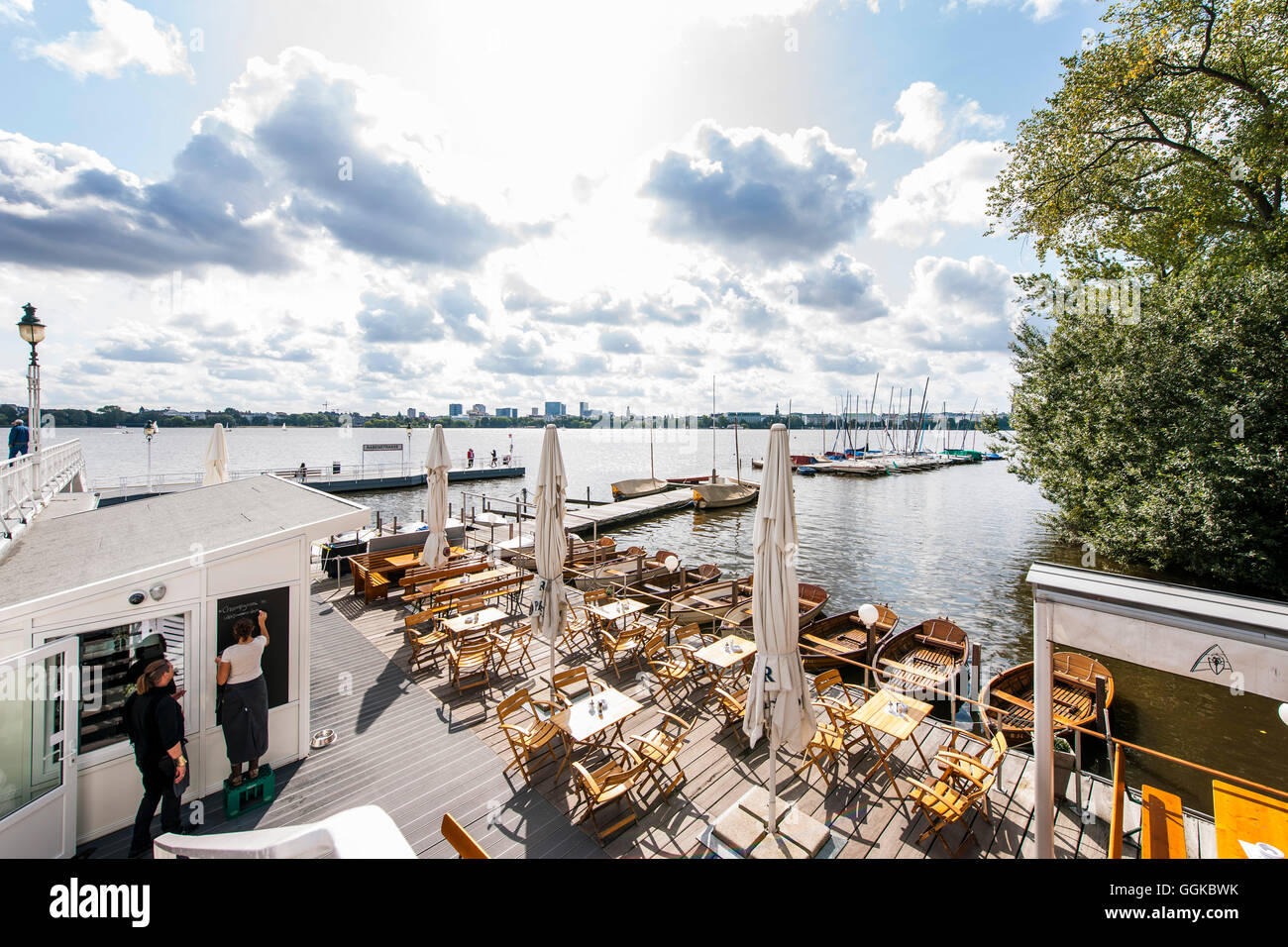 Schiffsanlegestelle und Restaurant an der Außenalster, Hamburg, Deutschland Stockfoto