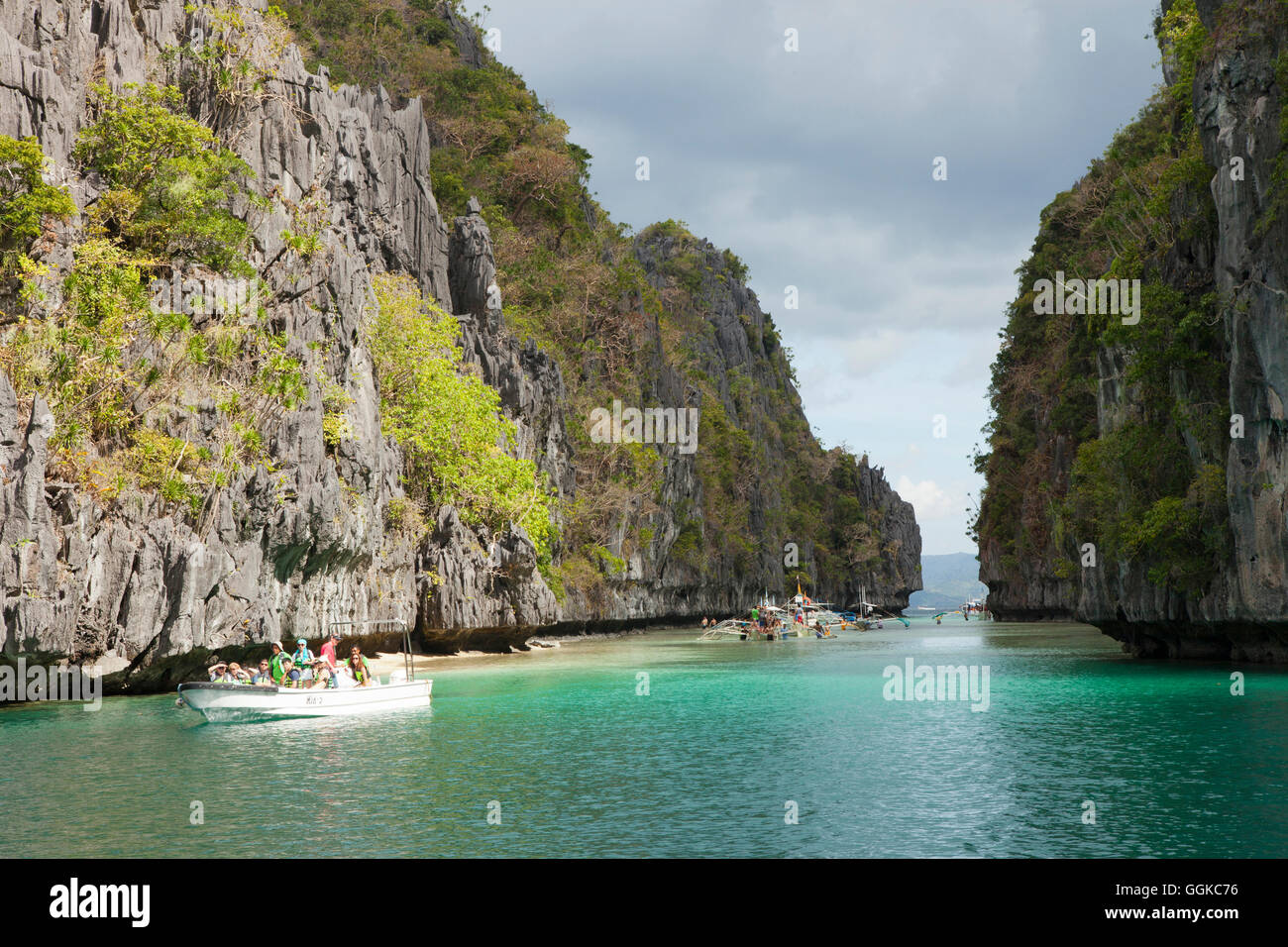 Ausflugsboote im Bacuit-Archipel in der Nähe von El Nido, Palawan Island, South China Sea, Philippinen, Asien Stockfoto