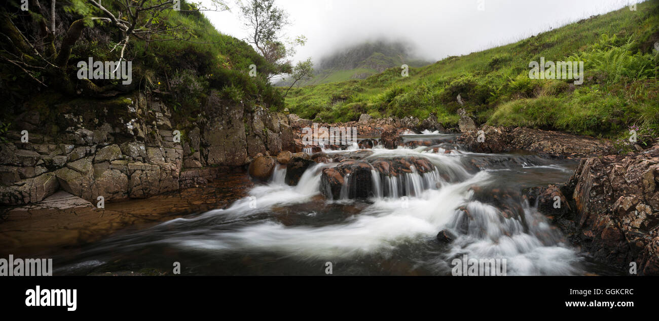 Fluss fließt durch das Hochland, Argyll und Bute, Scotland, United Kingdom Stockfoto