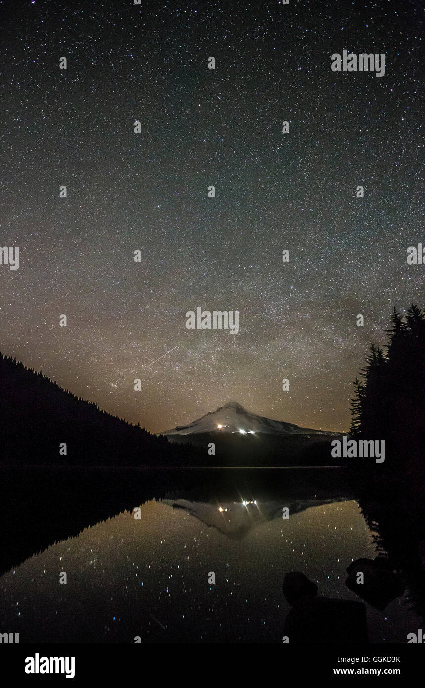 Mount Hood in der Nacht mit Reflexion der Stars, Mt Hood National Forest, Oregon, USA Stockfoto