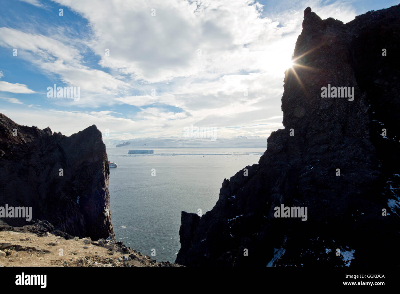Felsigen Steilküste von vulkanischen Ursprungs mit Meer Blick, Besitz Insel, Antarktis Stockfoto