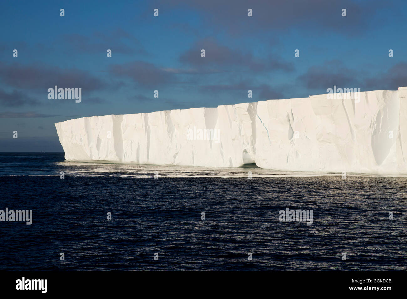 Eisberg in der Sonne, in der Nähe von Besitz Island, Antarktis Stockfoto