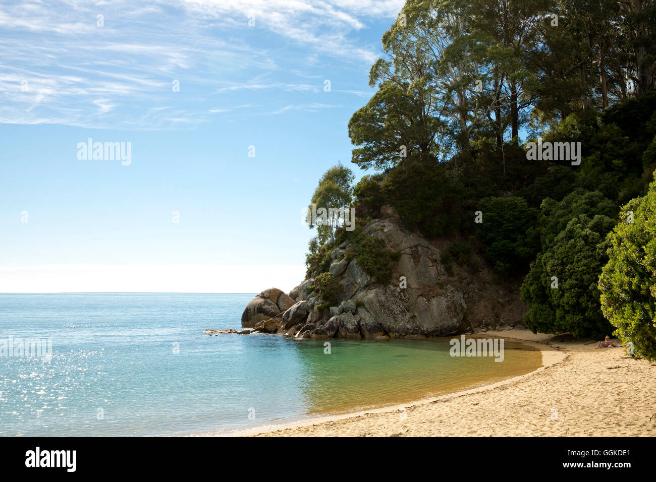 Kaiteriteri Beach von Sandy Bay an einem sonnigen Tag im Abel Tasman National Park in der Nähe von Kaiteriteri, Tasman Region, Südinsel, neue Z Stockfoto