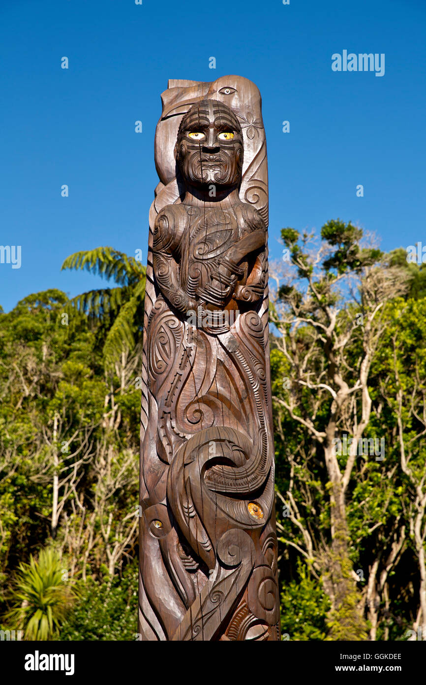Maori carving-Ship Cove, Outer Queen Charlotte Sound, Marlborough, Südinsel, Neuseeland Stockfoto
