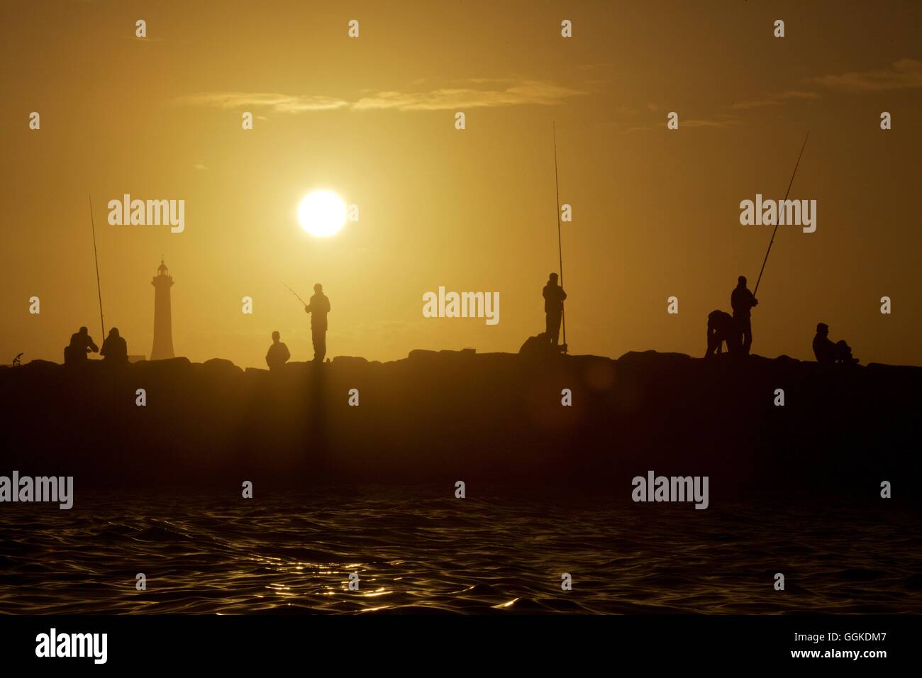 Fischer auf einem Pier in Rabat bei Sonnenuntergang, Marokko Stockfoto