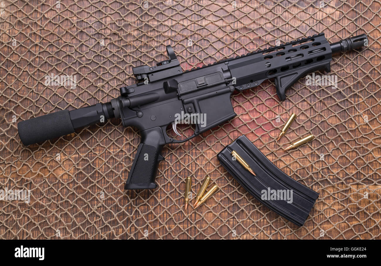 Distressed AR 15 Pistole Munition, Magazin.223 556 Stockfotografie - Alamy