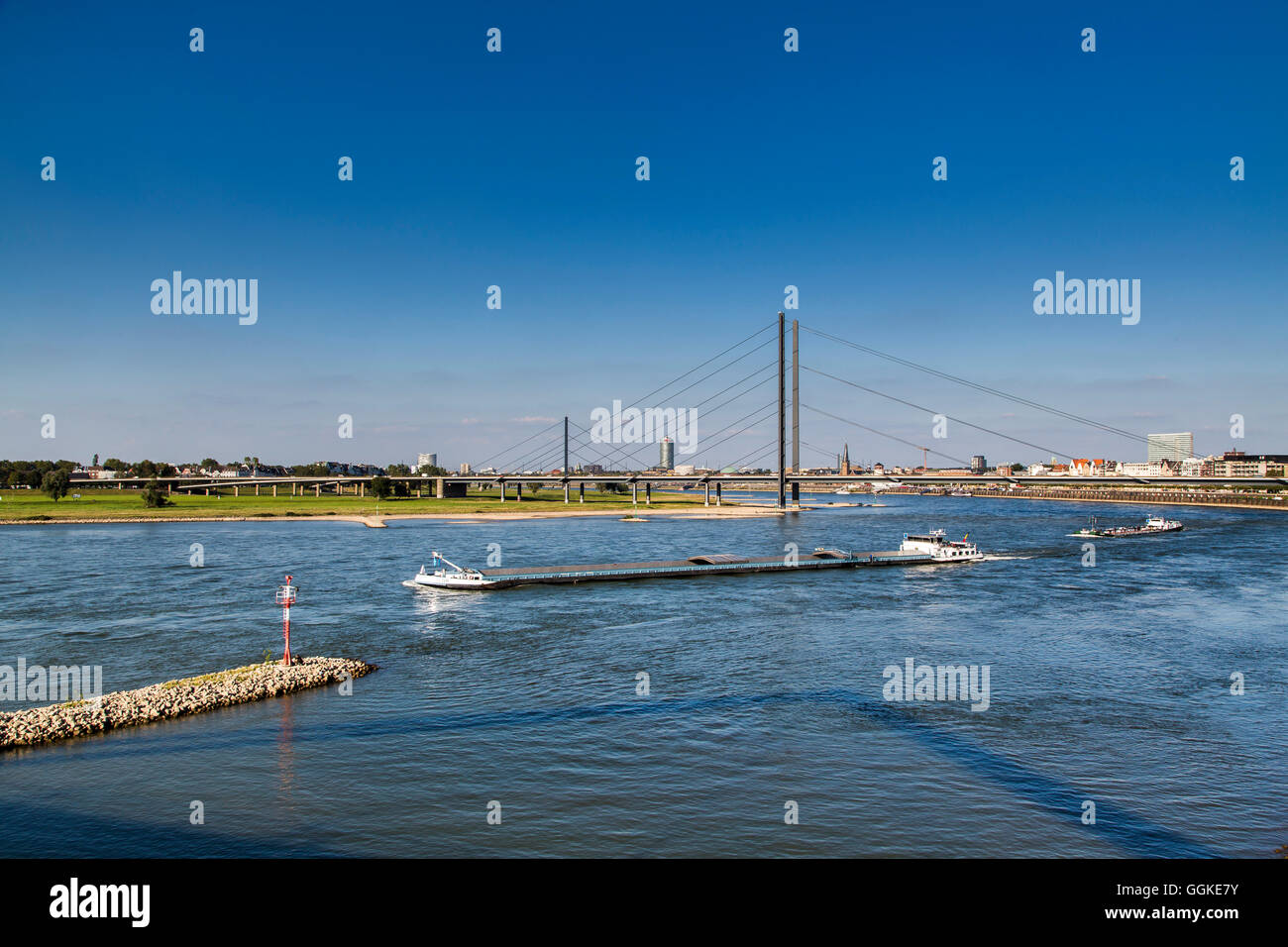 Fluss Rhein, Düsseldorf, Nordrhein Westfalen, Deutschland Stockfoto