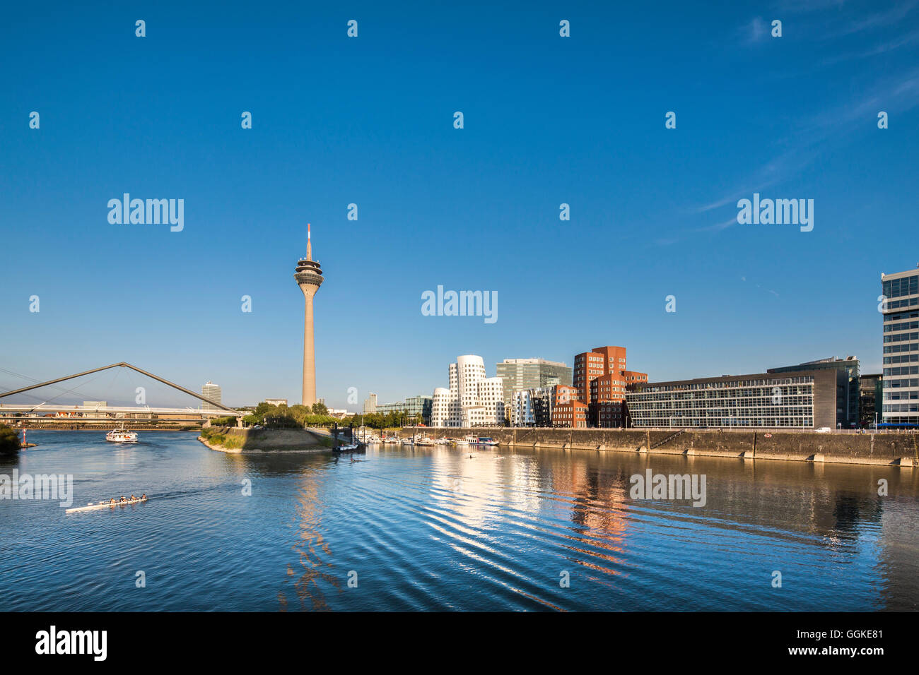 Frank Gehry-Bauten und Fernsehturm, Neuer Zollhof, Medien Hafen, Düsseldorf, Nordrhein-Westfalen, Deutschland Stockfoto