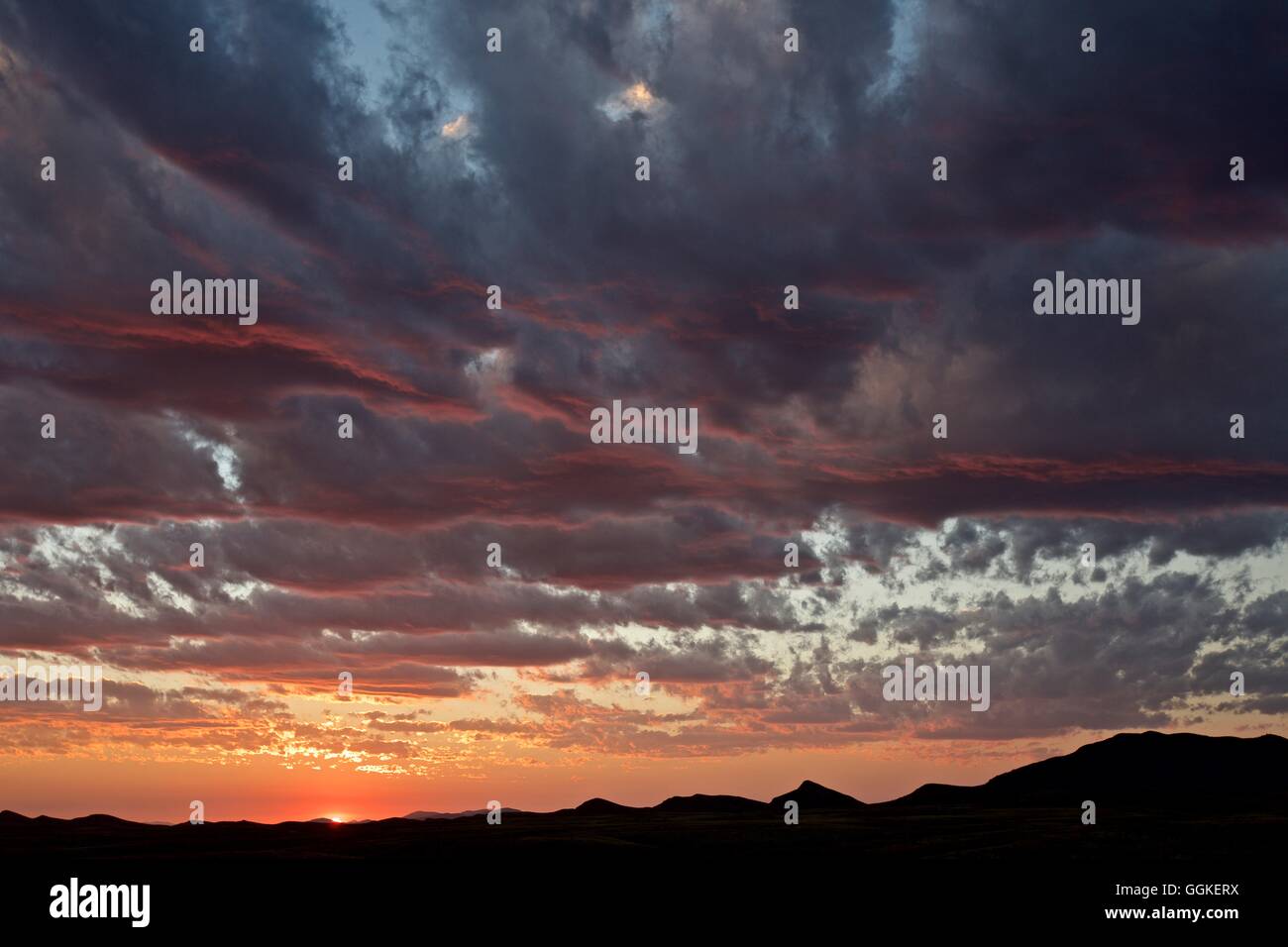 eindrucksvolle Wolken beleuchtet mit dem Sonnenuntergang, Namibia Stockfoto