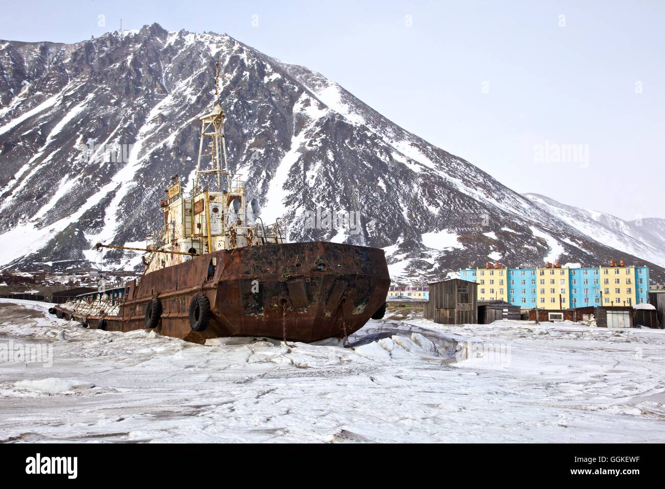 rostige Schiff in den gefrorenen Port Egwekinot in Chukotka autonomes Okrug, Sibirien, Russland Stockfoto