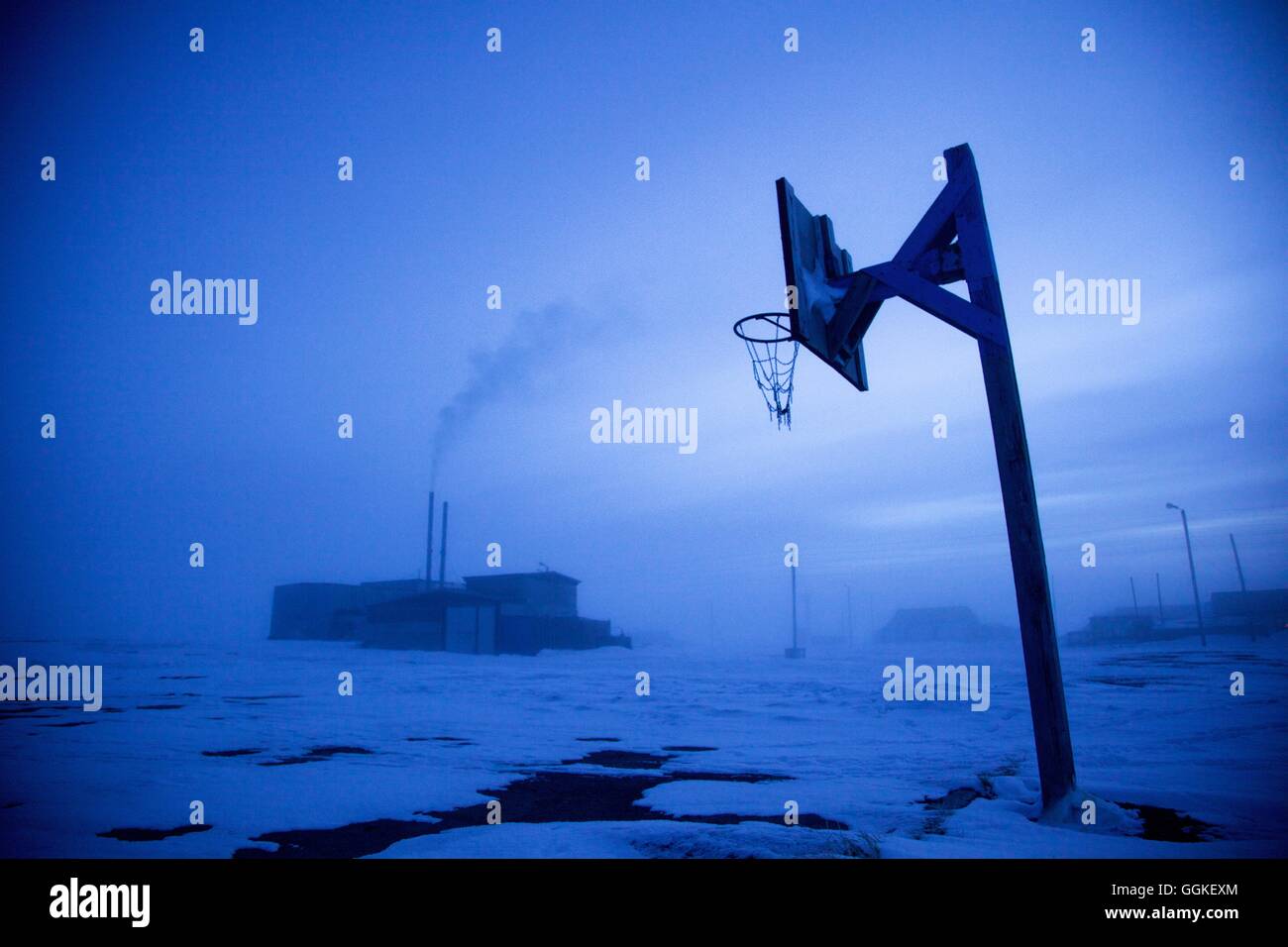 verschneite Basketballplatz im Morgengrauen in Uelkal, Chukotka autonomes Okrug, Sibirien, Russland Stockfoto