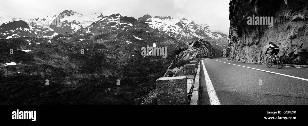 Radfahrer auf Mountain pass, Abstieg vom Sustenpass nach Innertkirchen, Berner Oberland, Schweiz Stockfoto