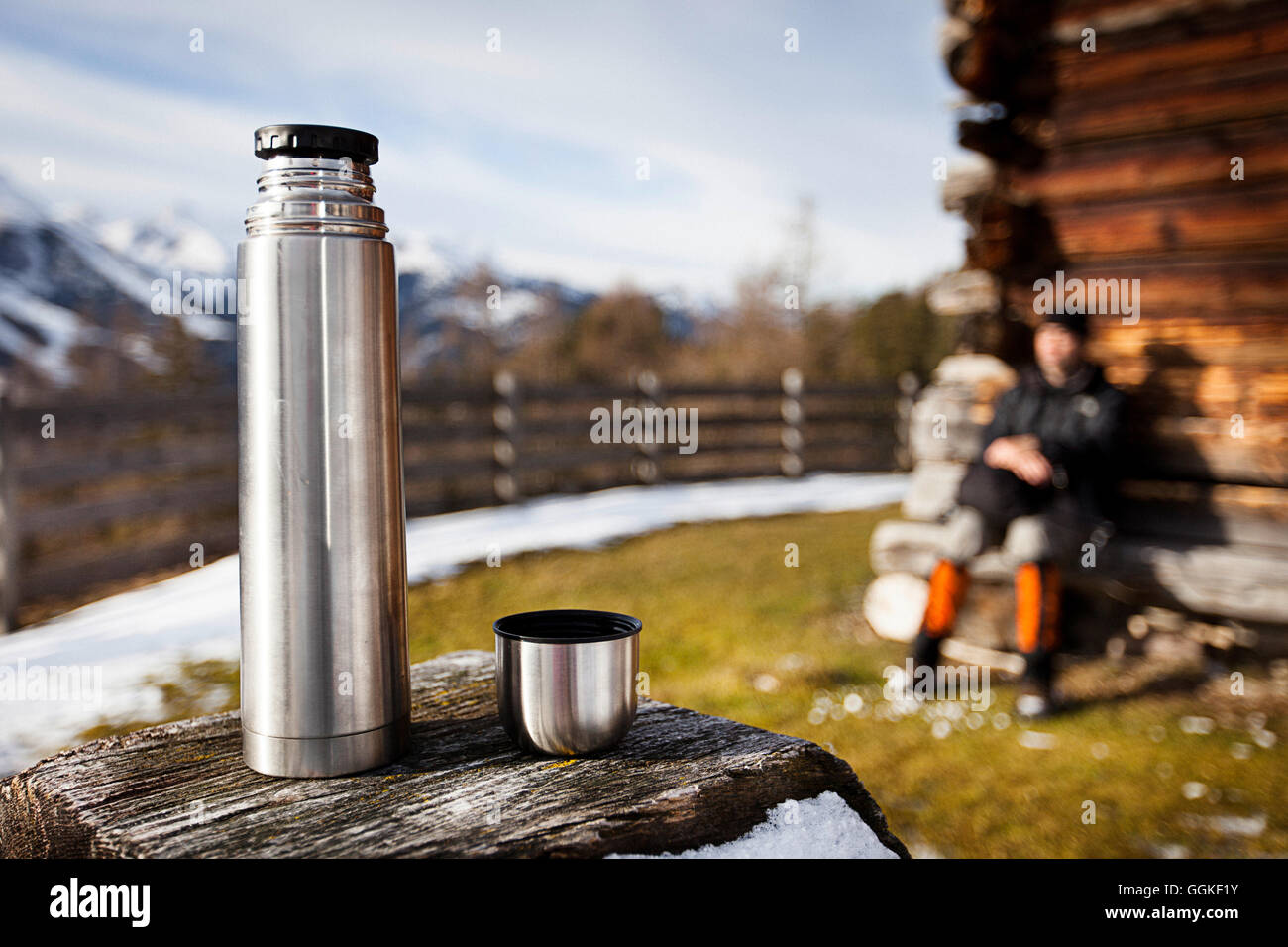 Thermoskanne und Wanderer, ein Rest, Koegl Alp (1432 m), Abstieg von Unnutz Berg (2078 m), Rofan Gebirge, Tirol, Österreich Stockfoto