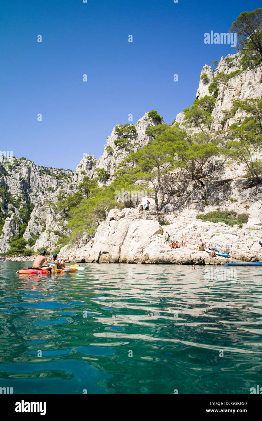 Kajakfahren durch Calanque d ' en Vau, Bouches-du-Rhône, Frankreich Stockfoto