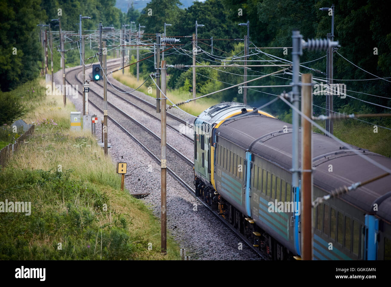 West Coast Main Line Personenzug Lokomotiven Livree Diesel Klasse 37 Passagier lokalen Überschrift nördlich von Preston Track Eisen- Stockfoto