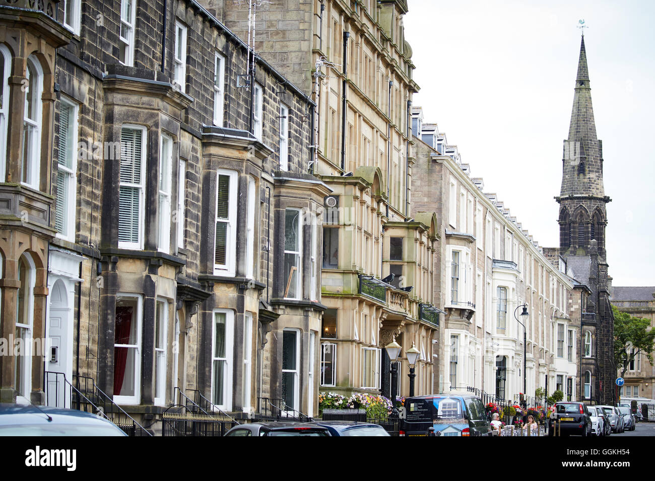 Harrogate georgianischen Stadthäusern Häuser Fronten Stein hübsche Aussicht auf Platz Löcher Bett Frühstück Erker Stockfoto