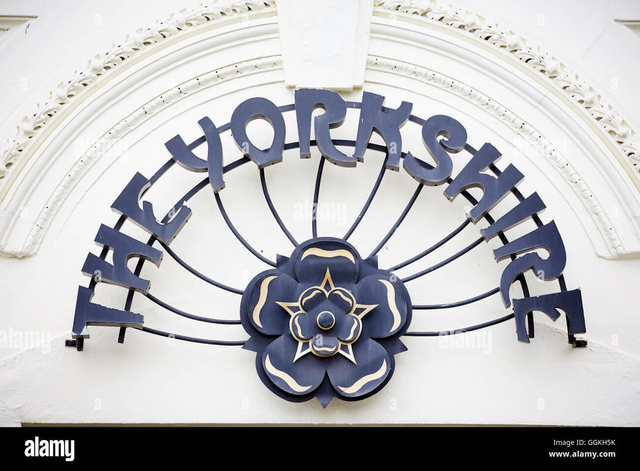 Harrogate Yorkshire Hotel unterschreiben The Yorkshire Hotel Schild rose Logo Tür Prospect Place Hotel Regency-Stil Detail Namensschild Stockfoto