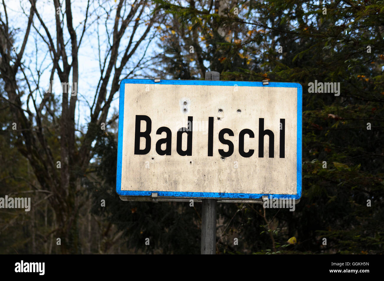 Bad Ischl: Eingang an der Ortstafel perforiert von Einschusslöchern, Jäger, Jagd, Österreich, Oberösterreich, Oberösterreich, Salzka Stockfoto