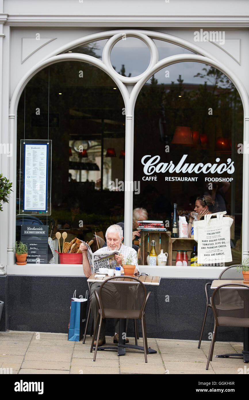 Harrogate Restaurant Carluccio freiem Essen im freien lesen Zeitung Straße sitzen entspannt entspannten Pflaster ca Stockfoto