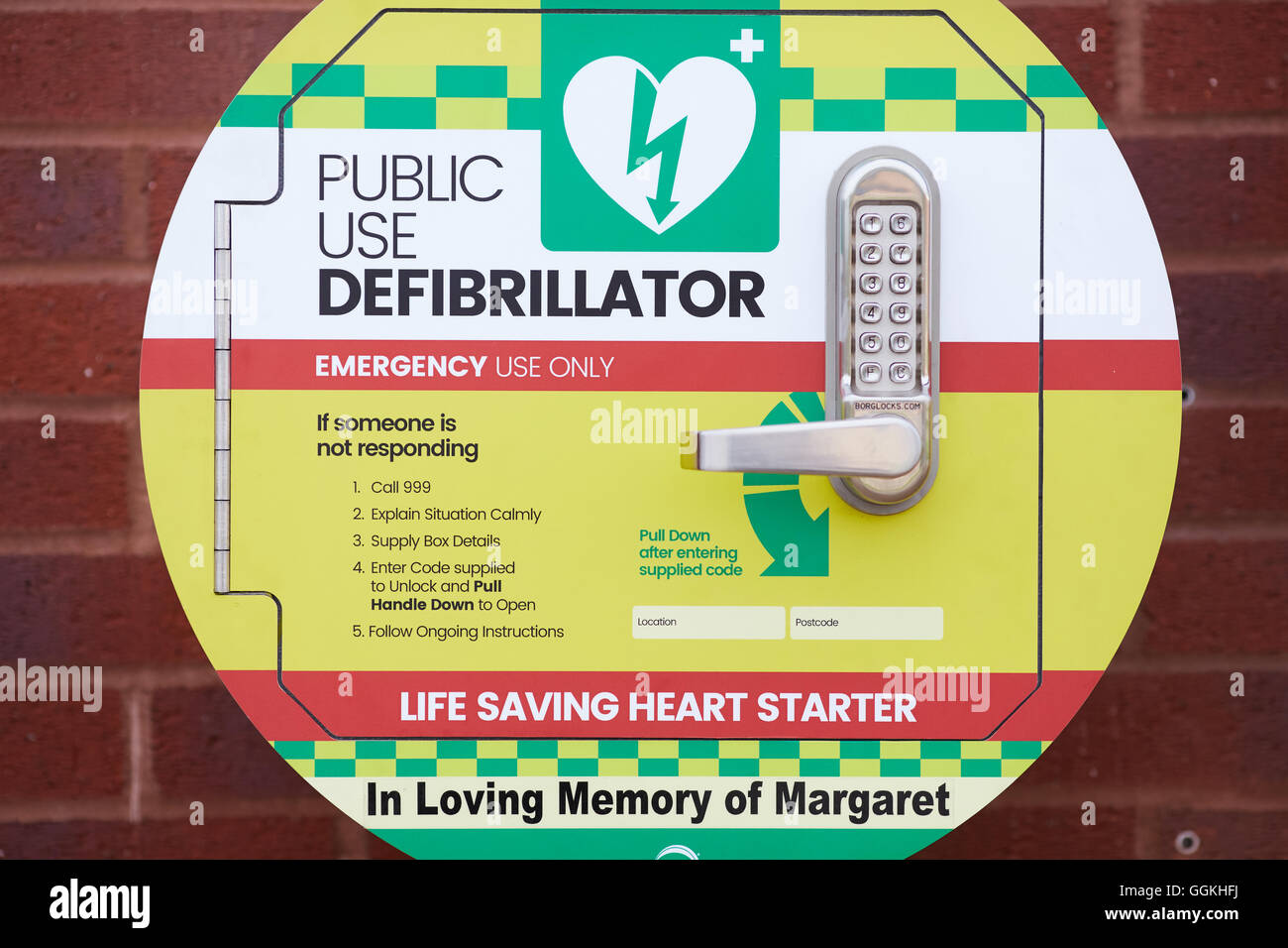 sichere AED Defibrillator Fall Kasten Schrank Speicher Margaret Pickering starb Krankenwagen Fahrer Sanitäter van NHS Krankenpflege Krankenhaus e Stockfoto