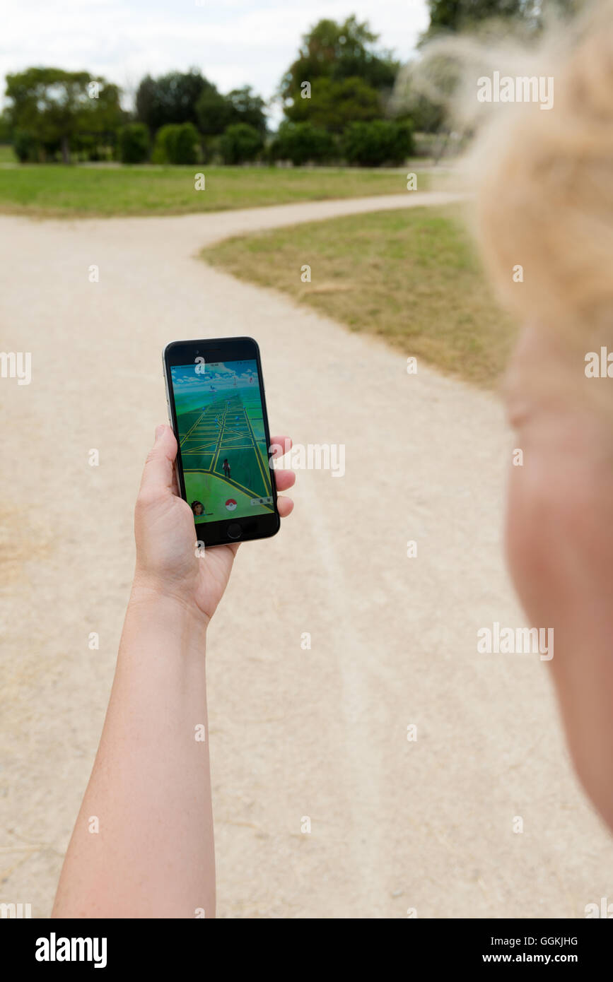 Ostfildern, Deutschland - 17. Juli 2016: Eine Frau spielt die augmented-Reality-Smartphone-app "Pokemon GO" auf ihrem Apple iPhone wh Stockfoto
