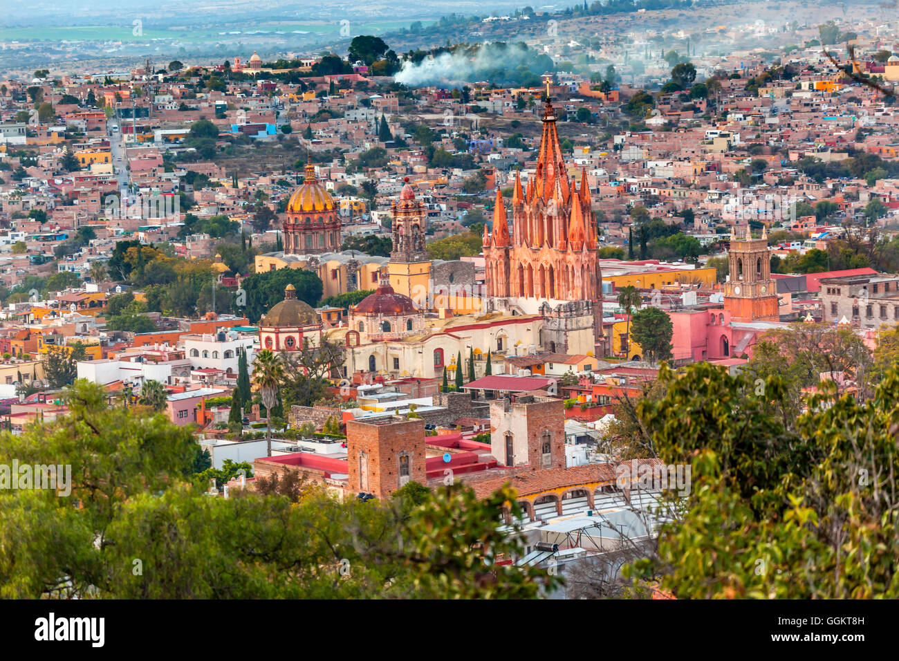 San Miguel de Allende, Mexiko, übersehen Parroquia Erzengel Kirche Close Up, Kirchen-Häuser Stockfoto