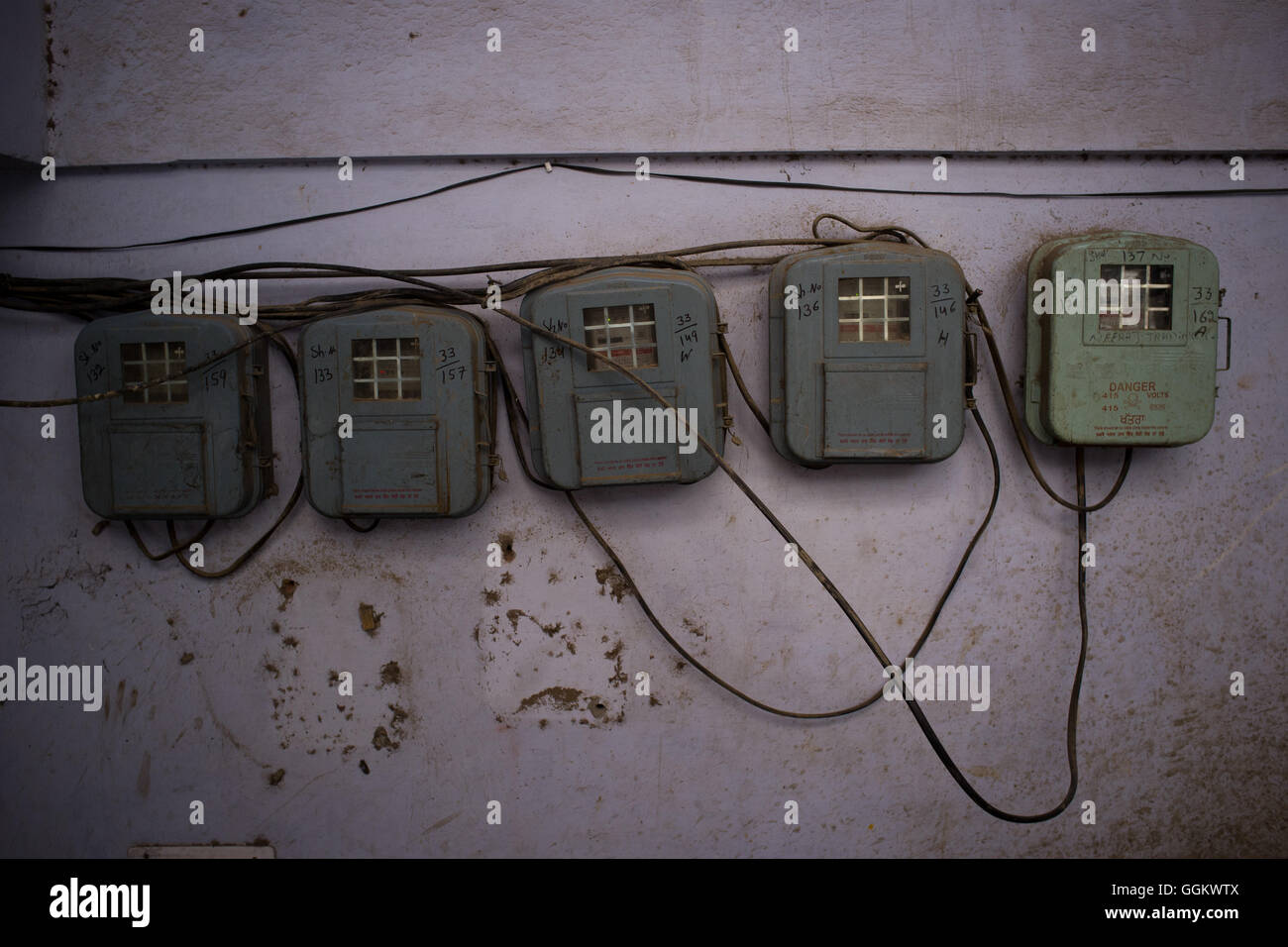 Stromzähler-Boxen in einem Gebäude von Amritsar, Indien. Jordi Boixareu © Stockfoto