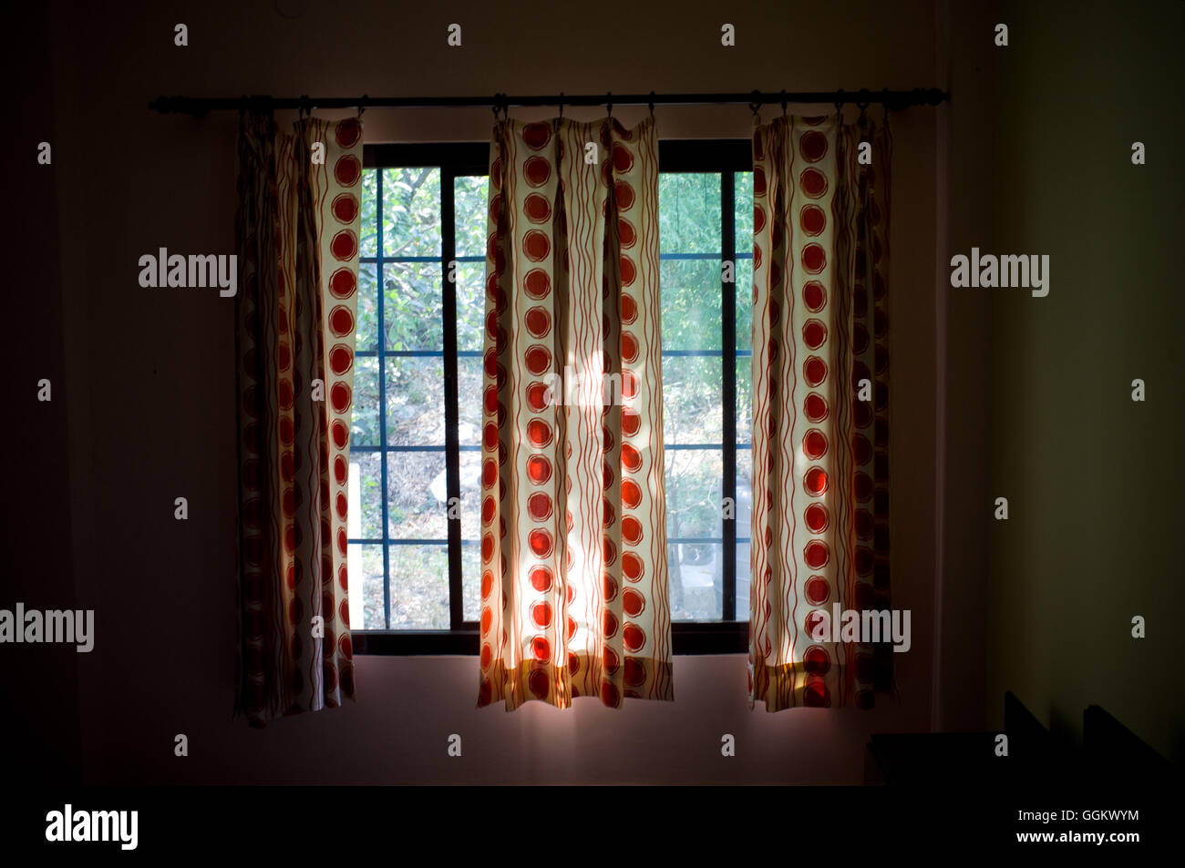 Offenen Vorhänge in einem Hotelzimmer von Rishikesh, Uttarakhand, Indien. Jordi Boixareu © Stockfoto