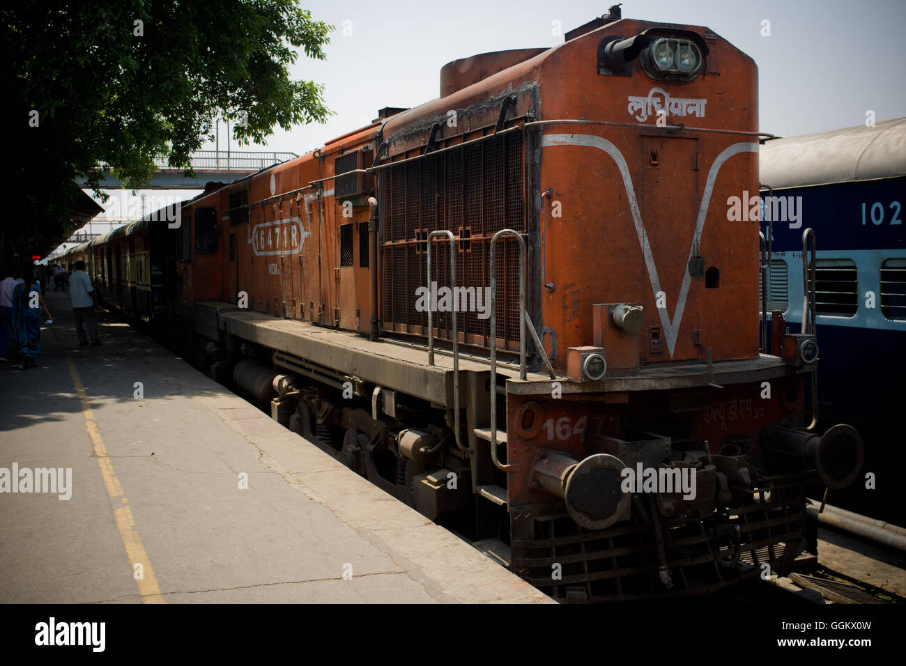 Indische Pkw Lokomotive in Haridwar Bahnhof, Indien. Jordi Boixareu © Stockfoto