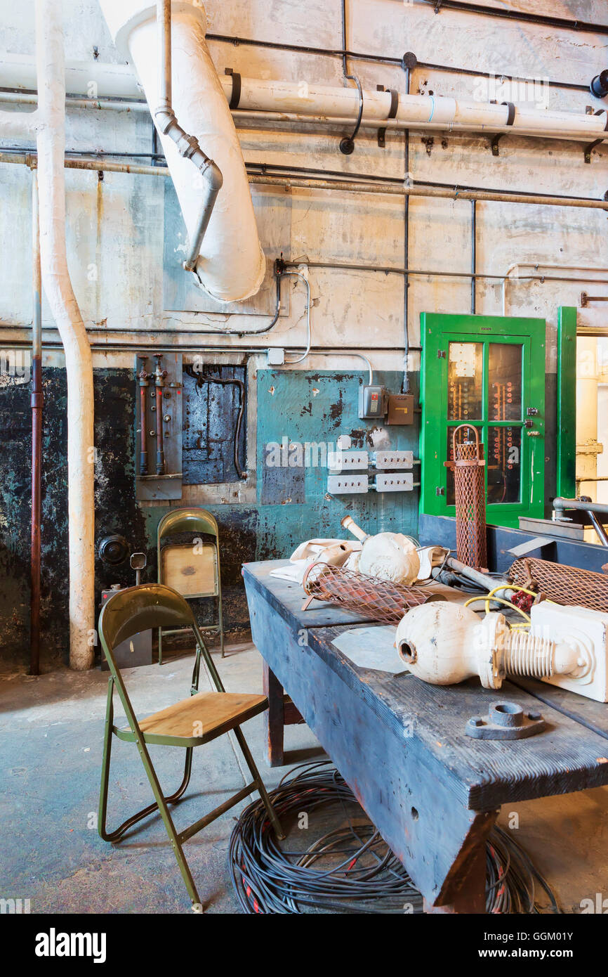 Werkbank, Vintage, Stuhl und Ausrüstung, Dampferzeuger, Dampfturbine, Seattle, WA, Georgetown Steam Plant, ein National Historic Stockfoto