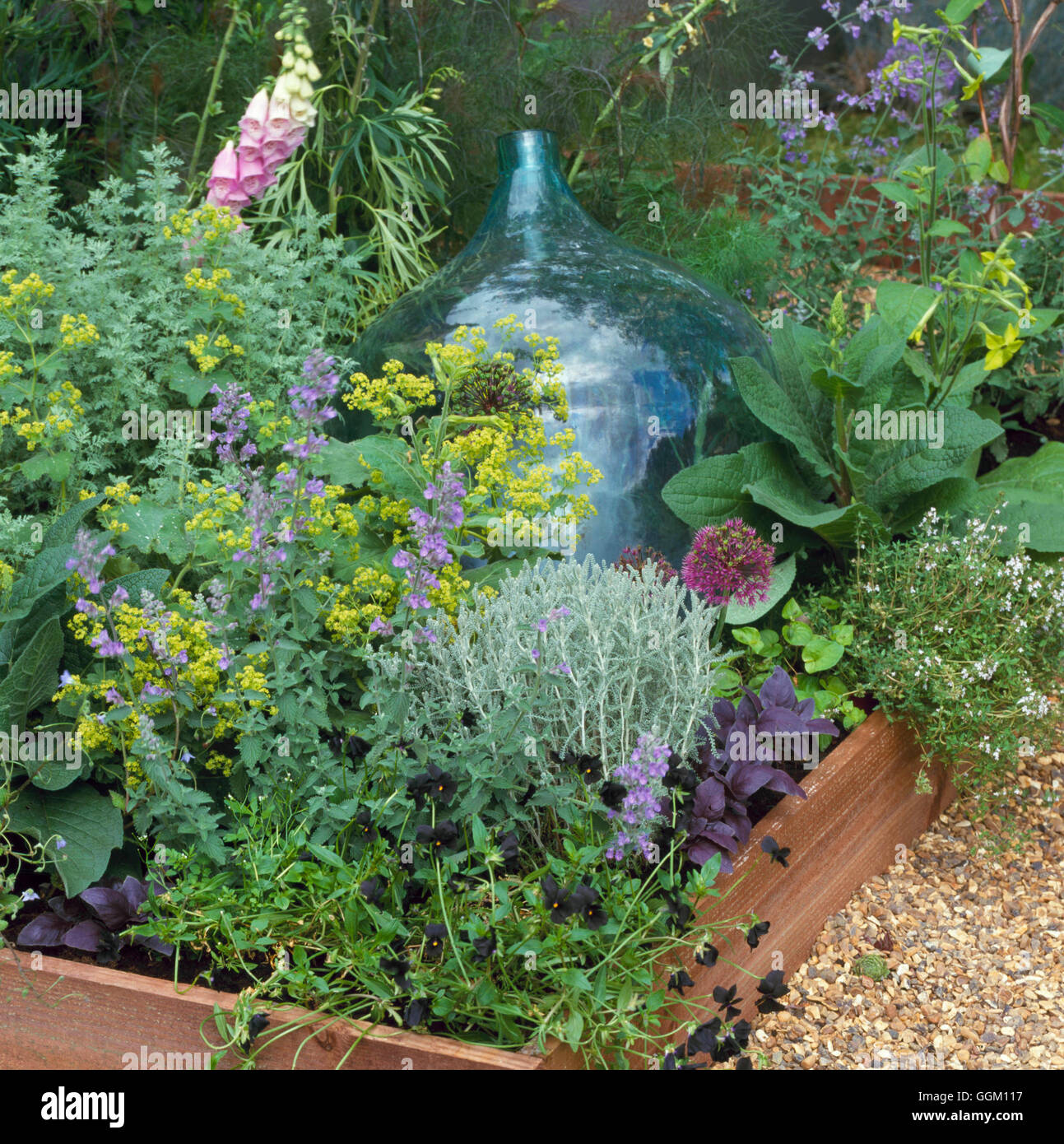 Ornament - großes Glas Korbflasche Brunnen Wirkung verleihen (bitte Kredit: Fotos Hort/Ealing Tertiary College) ORN092458 Stockfoto
